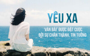 cô gái ngồi trước biển, dòng chữ yêu xa ván bài được đặt cược bởi sự chân thành